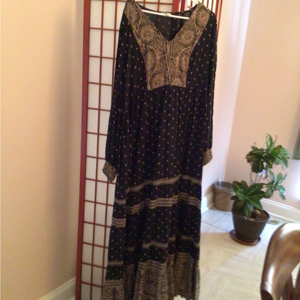 Wonderly Black and Gold Long Sleeve Dress